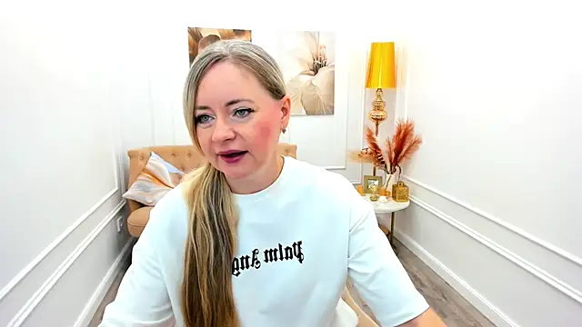 Snapshot of CharlotteKerti chatting on June 27, 2026, 11:49 am CharlotteKerti online show from June 27, 2026, 11:49 am