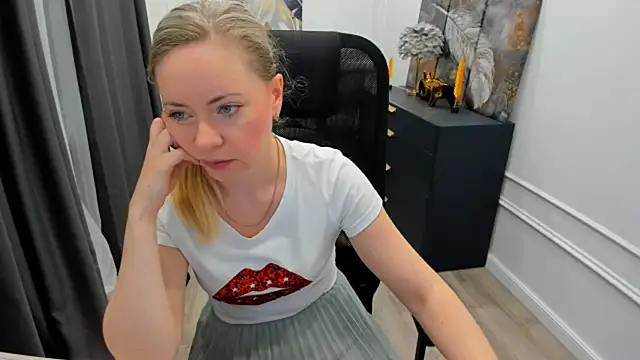 CharlotteKerti online show from May 18, 2026, 11:48 am