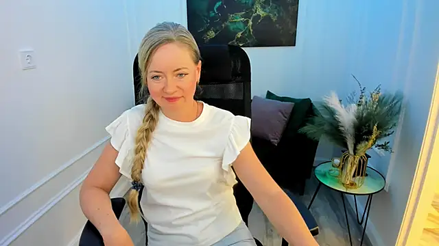CharlotteKerti online show from May 25, 2026, 5:44 pm
