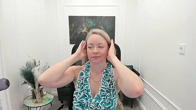 CharlotteKerti online show from May 23, 2026, 11:42 am