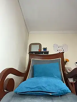 LilaRvsh online show from April 18, 2026, 1:57 pm