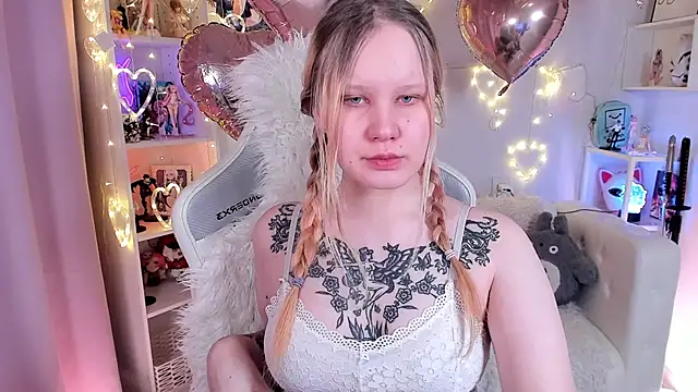 Snapshot of AnnieVibe chatting on February 5, 2026, 5:31 pm AnnieVibe online show from February 5, 2026, 5:31 pm