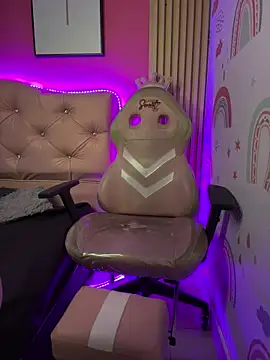 Snapshot of Karolaiin_LS chatting on February 8, 2026, 8:39 pm Karolaiin LS online show from February 8, 2026, 8:39 pm