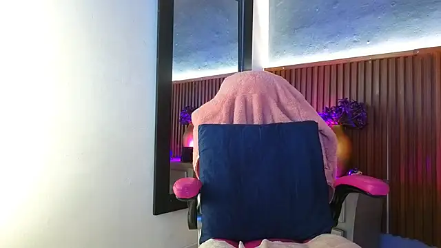 miss monserrate01 online show from February 25, 2026, 1:11 pm