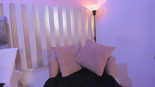 nina glow online show from March 4, 2026, 11:29 am