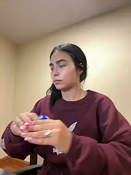 Sara Fernandez  online show from April 1, 2026, 2:03 pm