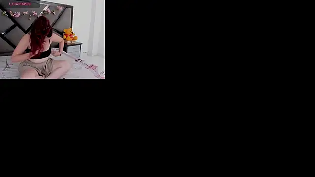 Snapshot of CarolRousee chatting on May 4, 2026, 7:28 pm CarolRousee online show from May 4, 2026, 7:28 pm