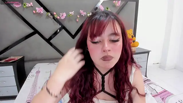 Snapshot of CarolRousee chatting on April 27, 2026, 7:23 pm CarolRousee online show from April 27, 2026, 7:23 pm