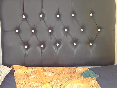 Snapshot of CreamyCurves chatting on February 7, 2026, 6:27 pm CreamyCurves online show from February 7, 2026, 6:27 pm