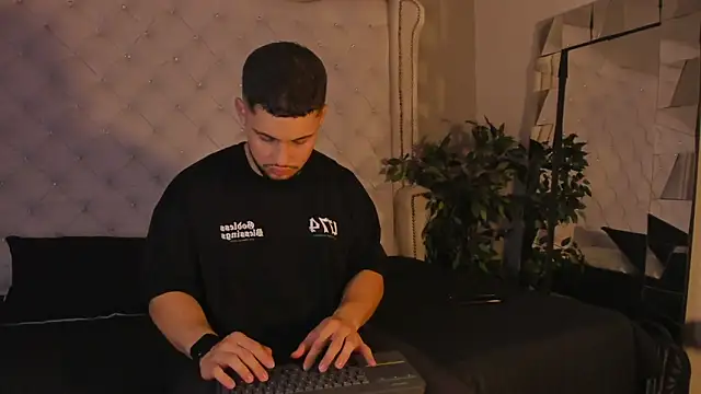 valenssio moretti online show from March 27, 2026, 2:09 am