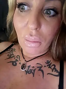 Snapshot of MiaMooly chatting on November 14, 2025, 4:32 pm MiaMooly online show from November 14, 2025, 4:32 pm