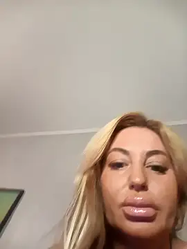 Snapshot of MiaMooly chatting on October 24, 2025, 3:11 pm MiaMooly online show from October 24, 2025, 3:11 pm