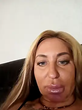 Snapshot of MiaMooly chatting on September 17, 2025, 5:48 pm MiaMooly online show from September 17, 2025, 5:48 pm