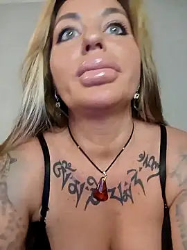 Snapshot of MiaMooly chatting on October 30, 2025, 3:42 pm MiaMooly online show from October 30, 2025, 3:42 pm