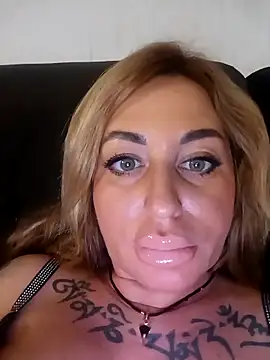 Snapshot of MiaMooly chatting on December 1, 2025, 3:35 pm MiaMooly online show from December 1, 2025, 3:35 pm