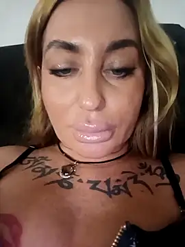 Snapshot of MiaMooly chatting on November 8, 2025, 5:27 pm MiaMooly online show from November 8, 2025, 5:27 pm