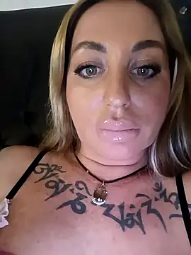 Snapshot of MiaMooly chatting on November 16, 2025, 5:28 pm MiaMooly online show from November 16, 2025, 5:28 pm