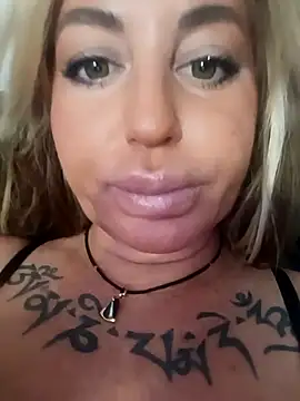 Snapshot of MiaMooly chatting on October 7, 2025, 9:21 am MiaMooly online show from October 7, 2025, 9:21 am