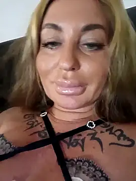 Snapshot of MiaMooly chatting on September 12, 2025, 4:51 pm MiaMooly online show from September 12, 2025, 4:51 pm