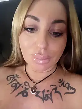 Snapshot of MiaMooly chatting on November 24, 2025, 4:18 pm MiaMooly online show from November 24, 2025, 4:18 pm