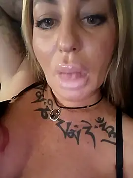 Snapshot of MiaMooly chatting on November 6, 2025, 4:55 pm MiaMooly online show from November 6, 2025, 4:55 pm