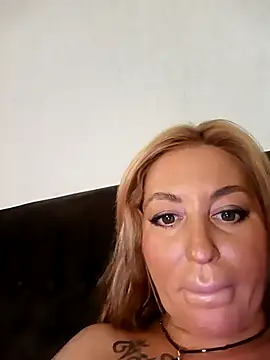 Snapshot of MiaMooly chatting on October 15, 2025, 12:02 pm MiaMooly online show from October 15, 2025, 12:02 pm