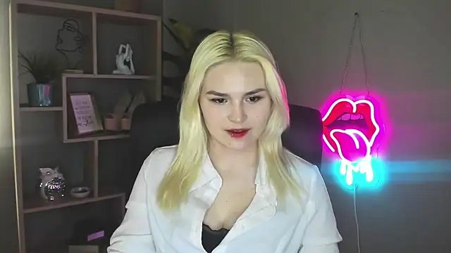 Snapshot of SweetLilyxo chatting on May 5, 2026, 1:36 pm SweetLilyxo online show from May 5, 2026, 1:36 pm