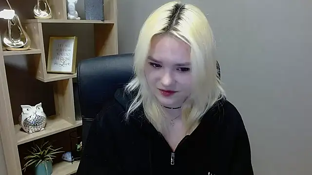 Snapshot of SweetLilyxo chatting on February 3, 2026, 8:52 am SweetLilyxo online show from February 3, 2026, 8:52 am