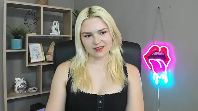 Snapshot of SweetLilyxo chatting on May 24, 2026, 1:33 pm SweetLilyxo online show from May 24, 2026, 1:33 pm