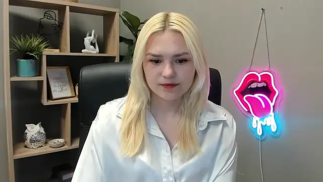 Snapshot of SweetLilyxo chatting on May 19, 2026, 1:29 pm SweetLilyxo online show from May 19, 2026, 1:29 pm
