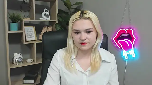 SweetLilyxo online show from April 13, 2026, 6:28 am