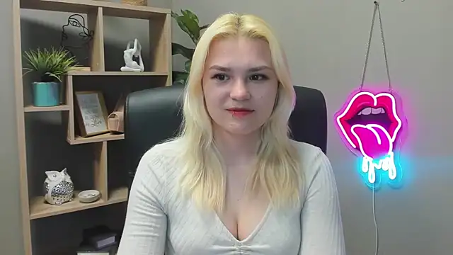 Snapshot of SweetLilyxo chatting on May 6, 2026, 6:28 am SweetLilyxo online show from May 6, 2026, 6:28 am