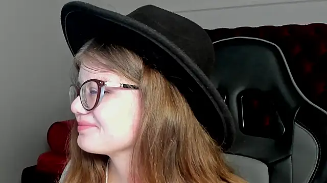 ChloeHalses online show from April 19, 2026, 5:03 pm