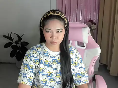 Ursweetyshaine online show from March 29, 2026, 1:18 am