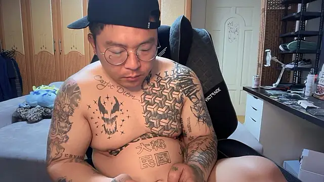 fxckuno online show from April 23, 2026, 1:57 pm