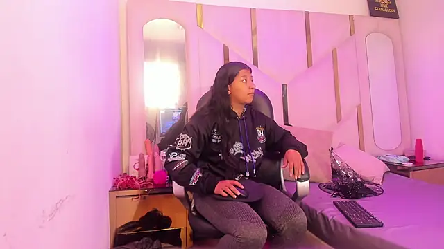 Vaneline2 online show from April 18, 2026, 1:35 pm