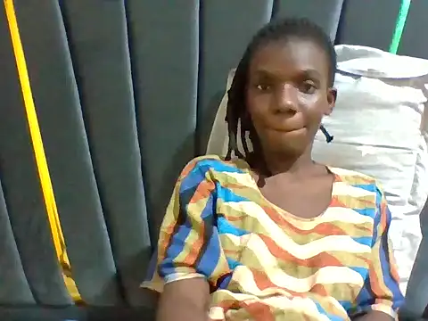 petitelavishey online show from May 27, 2026, 7:43 pm