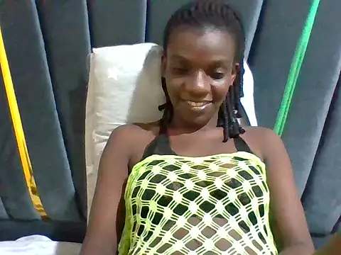 petitelavishey online show from May 26, 2026, 7:23 pm