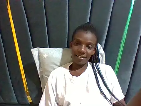 petitelavishey online show from May 25, 2026, 7:34 pm
