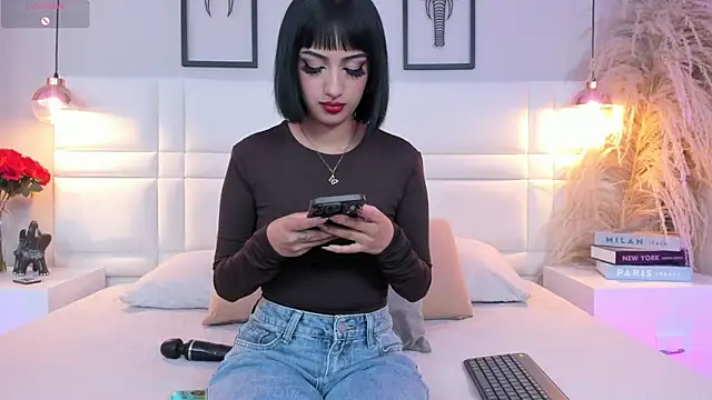 Snapshot of RaquelHyde_ chatting on May 1, 2026, 12:21 pm RaquelHyde online show from May 1, 2026, 12:21 pm
