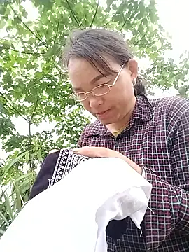 vivi1889 online show from April 17, 2026, 12:57 am