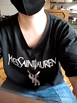 LiilyZi online show from April 15, 2026, 2:06 am