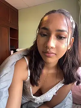 Snapshot of lyla_luv chatting on February 15, 2026, 4:57 am lyla luv online show from February 15, 2026, 4:57 am