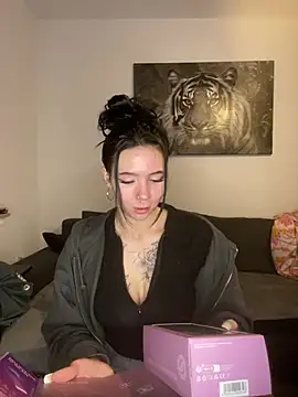 Snapshot of zoeelovee chatting on February 9, 2026, 6:28 pm zoeelovee online show from February 9, 2026, 6:28 pm