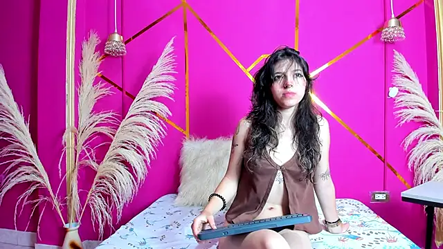 scarletdream5 online show from April 15, 2026, 12:21 pm