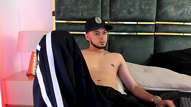 GaelyCoral online show from April 15, 2026, 7:58 pm