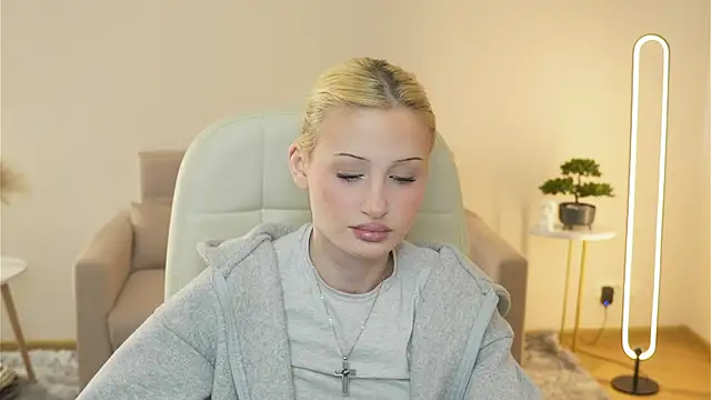 Snapshot of LolaStusse chatting on February 11, 2026, 10:48 am LolaStusse online show from February 11, 2026, 10:48 am