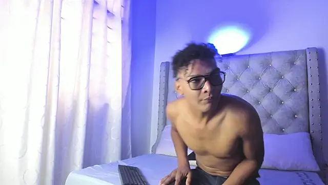 LatinoDark online show from February 19, 2026, 12:35 pm