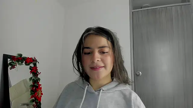 Snapshot of Brunnettee_1 chatting on June 14, 2026, 5:19 am Brunnettee 1 online show from June 14, 2026, 5:19 am