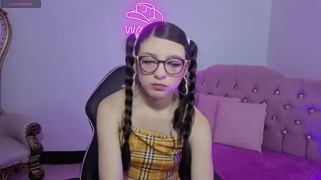 MAHYRA TAY online show from April 13, 2026, 8:46 pm